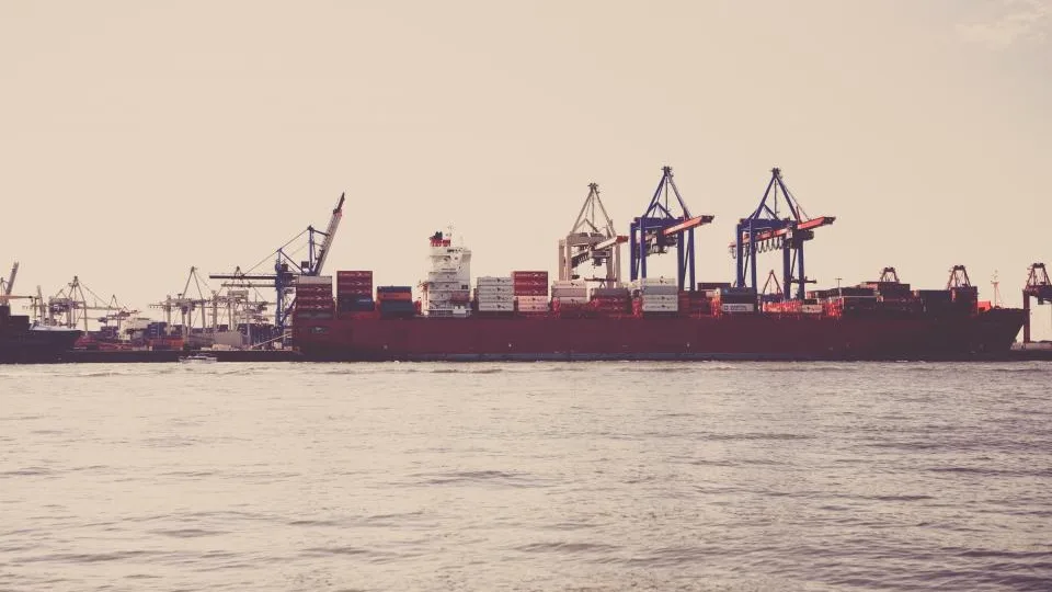 Zeeschip aan de kade van een containerterminal