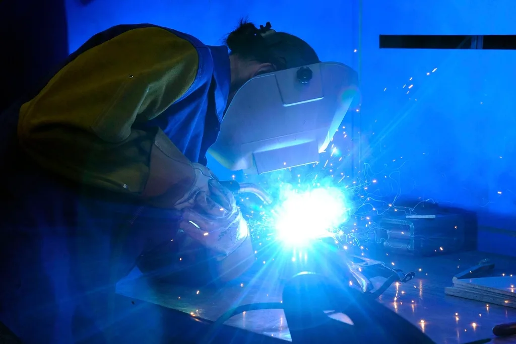Lasser aan het werk aan een constructie